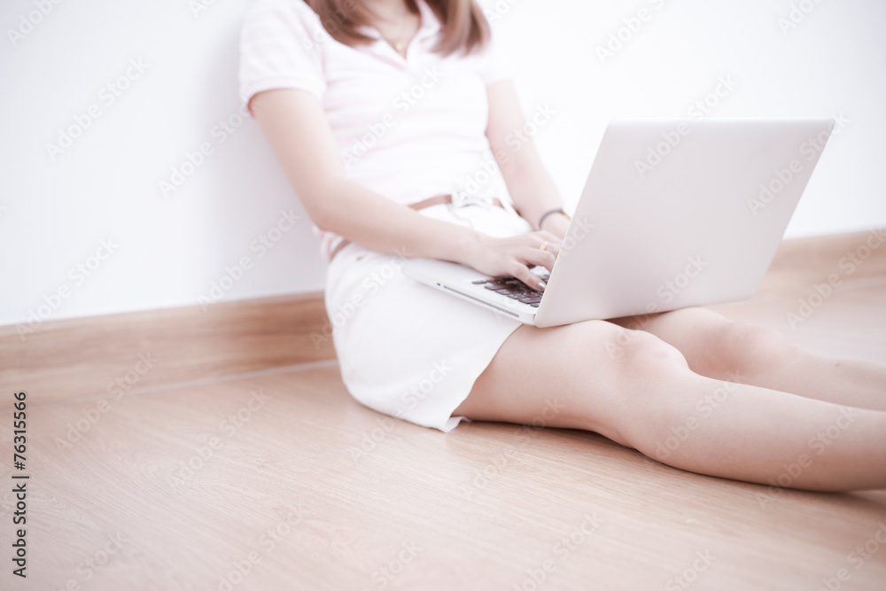 Naklejka premium Asian woman using laptop at home