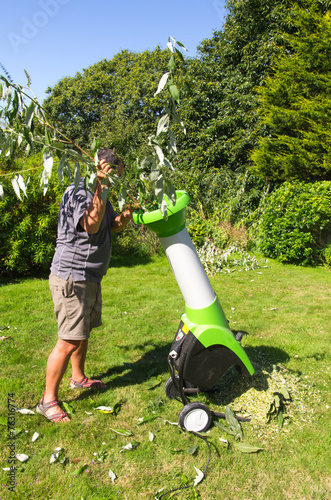 Foto Homme utilisant un broyeur de végétaux