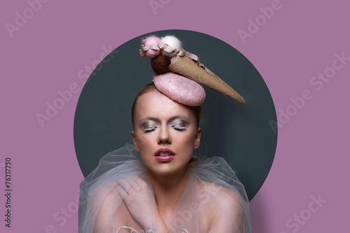 Φωτογραφία Fine art portrait of a gorgeous woman a fascinator