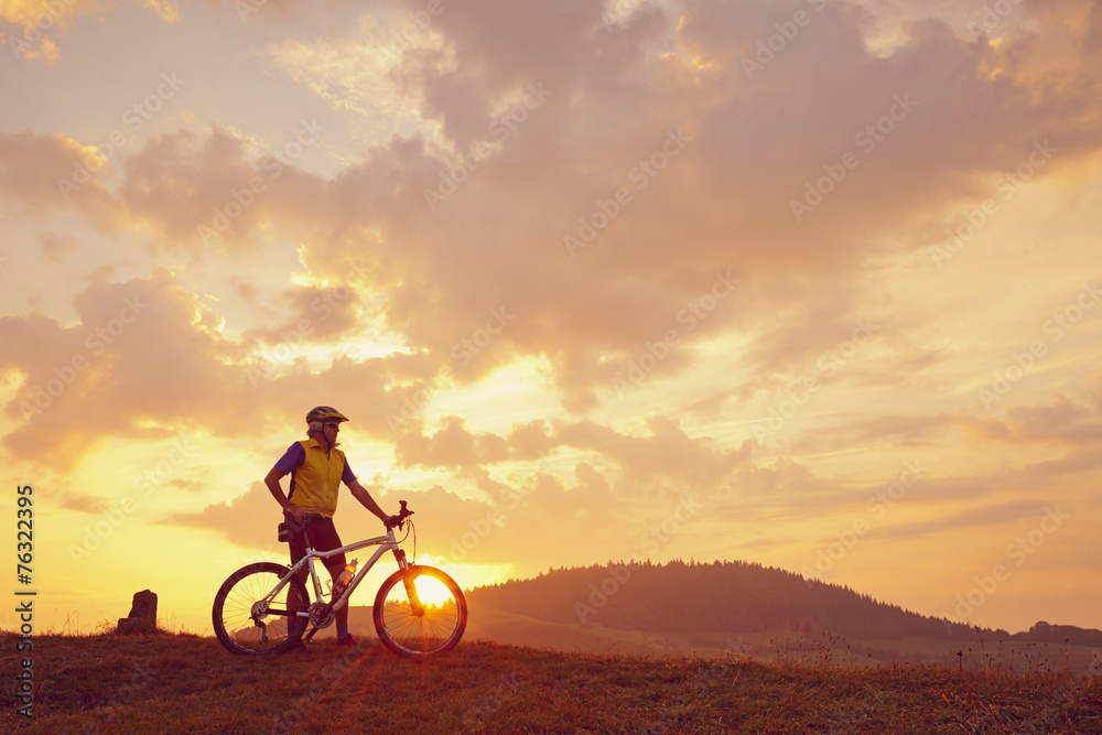 Fototapeta premium Sonnenaufgang Mann Mountainbike
