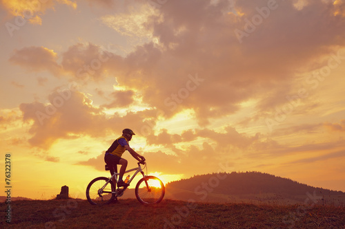 Biker Mountainbike Sonne Wolken