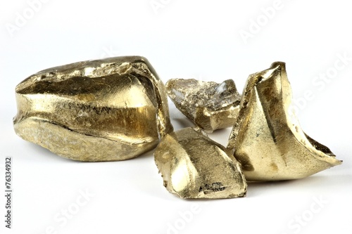 Zahngold isoliert auf weißem Hintergrund