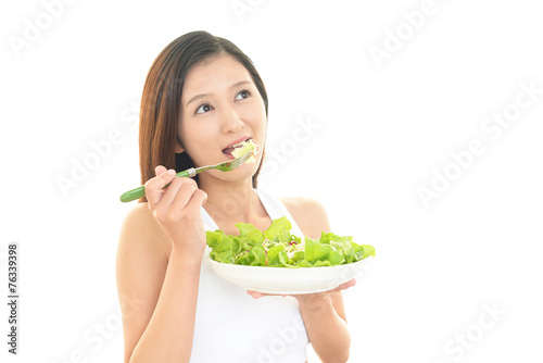 野菜を食べる女性