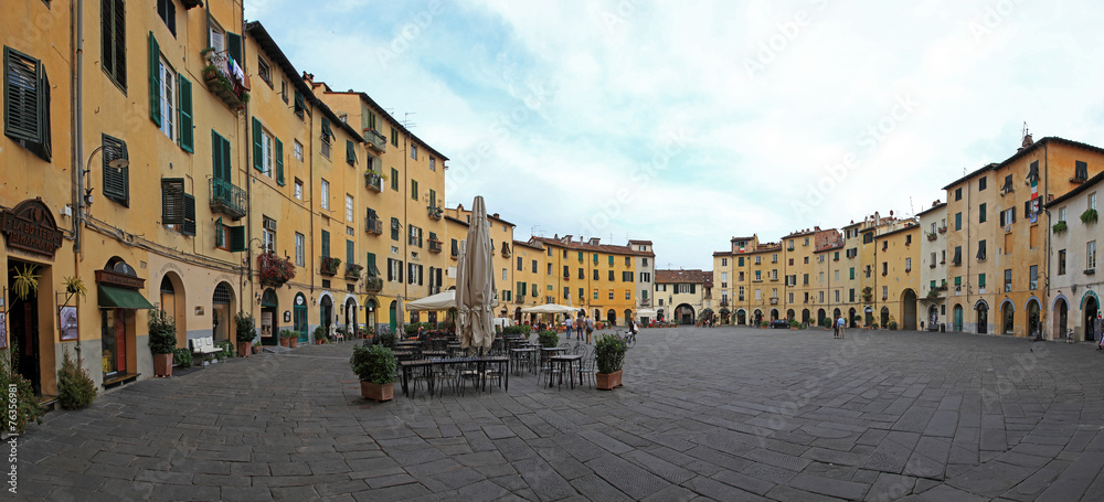 Toscana,Lucca, piazza del Mercato.