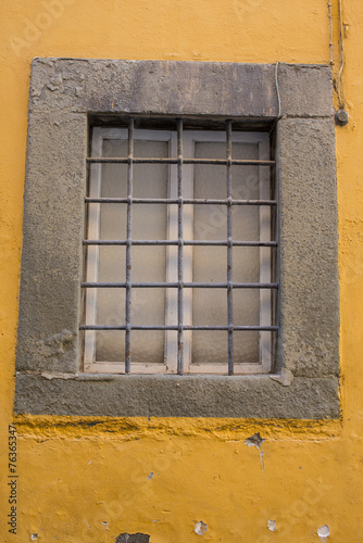 Finestra con inferiate, pietra serena cornice, esterno photo