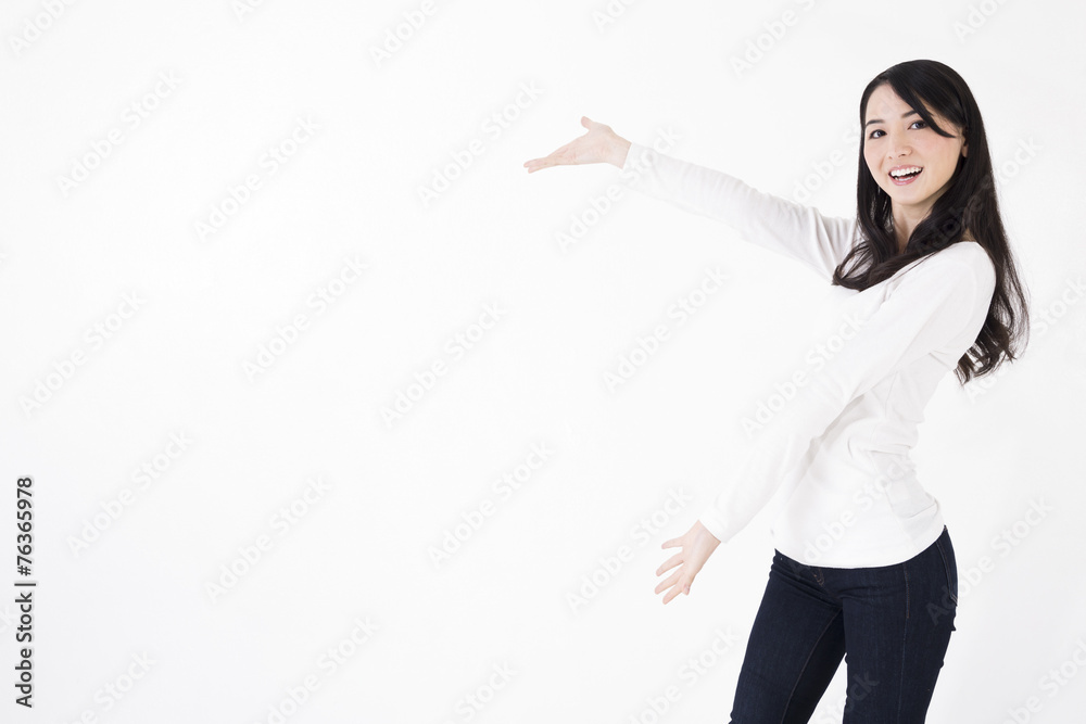 若い女性 驚きや笑顔で指差し広告スペース