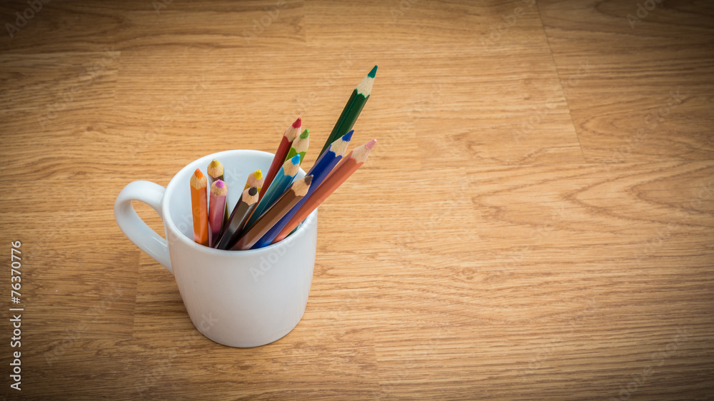 Obraz premium Color pencils in white coffee cup