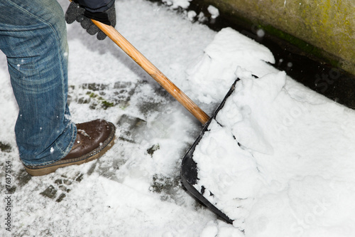 Nahaufnahme eines Mannes beim Schnee schaufeln