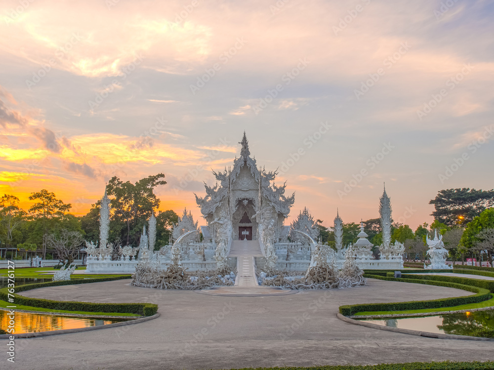 Naklejka premium Delicate Thai art in White temple