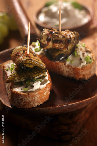 Obraz na plátně Creamed Sliced Bread with Grilled Fish