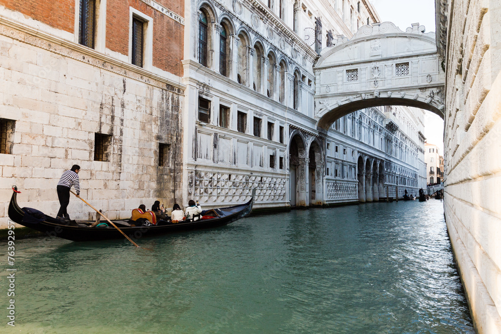 Gondola su canale sotto ponte dei sospiri a Venezia
