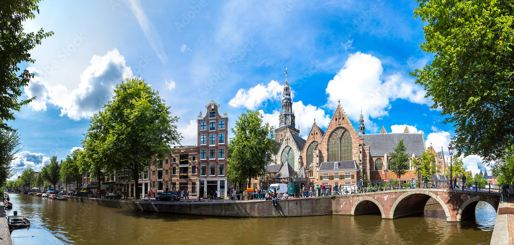 Naklejka premium Oude Kerk (Stary Kościół) w Amsterdamie