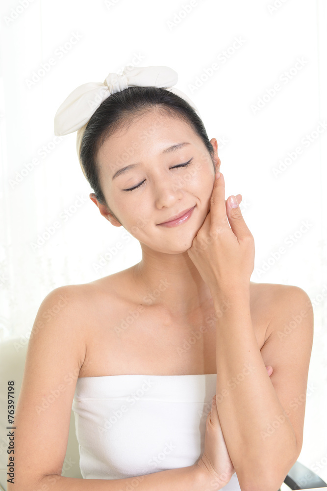 寛ぐ美しい女性 寛ぐ美しい女性