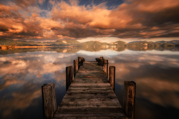 Fotobehang Pier Vurige hemel bij zonsondergang  © methariorn