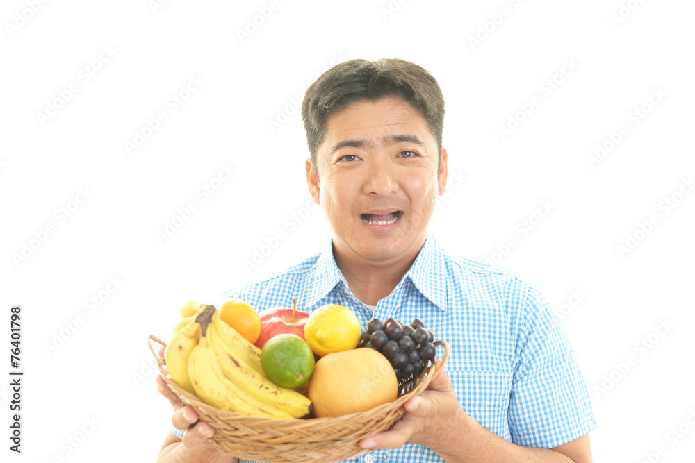 果物を持つ男性 果物を持つ男性