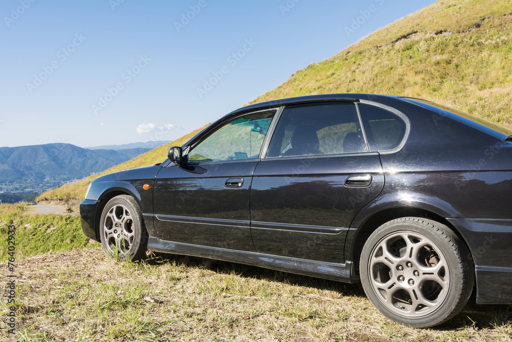 丘と車のサイドビュー 丘と車のサイドビュー