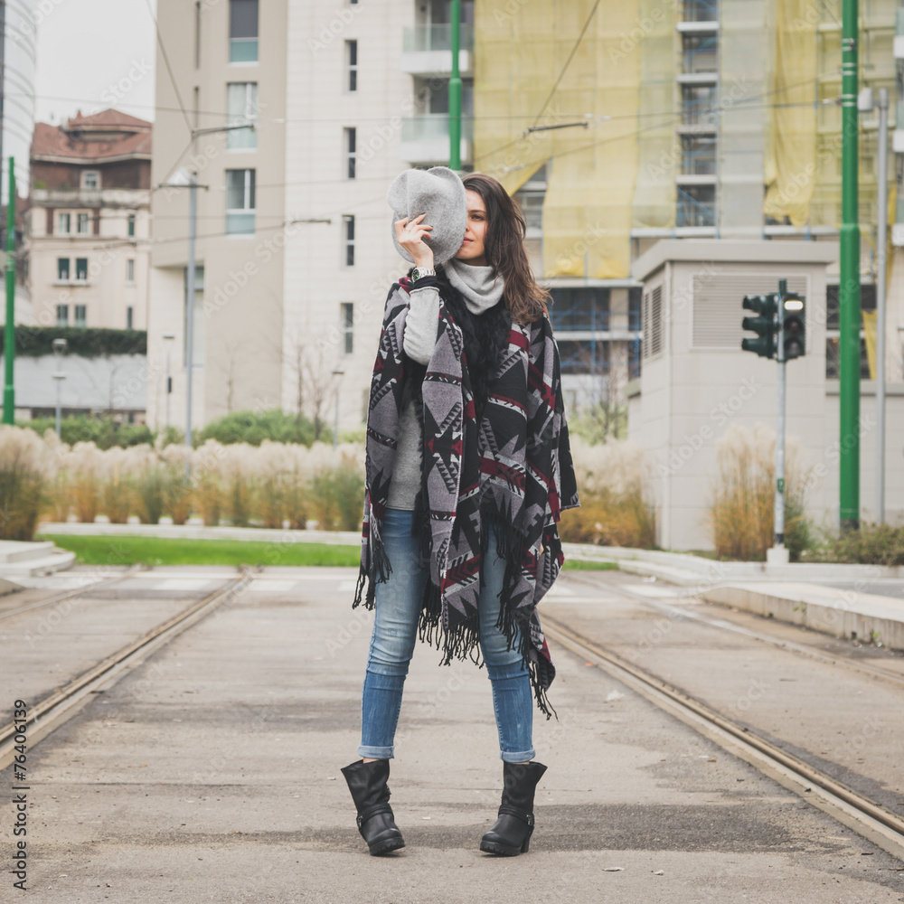 Obraz premium Beautiful young brunette posing in the city streets