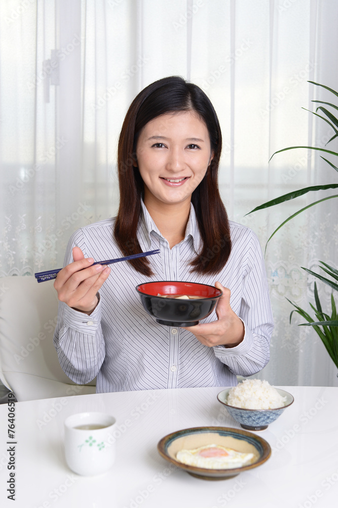 食事を楽しむ女性 食事を楽しむ女性