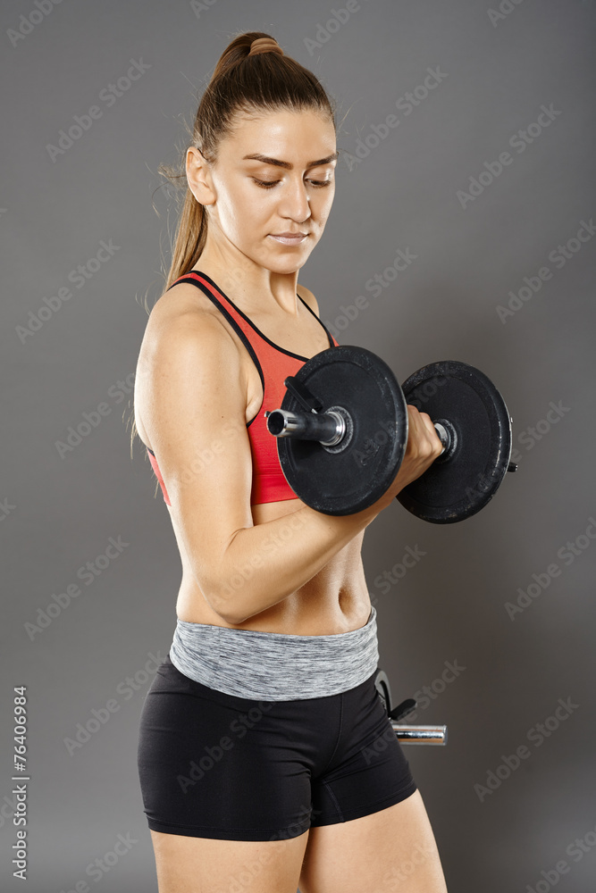 Fototapeta premium Dziewczynka fitness pracuje z ciężarami