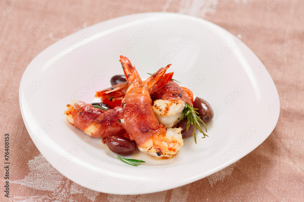 Shrimps with bacon, olives and rosemary Shrimps with bacon, olives and rosemary