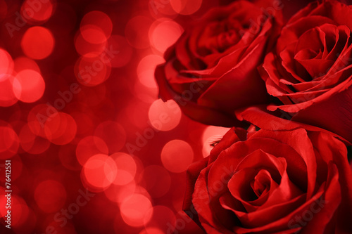 Fototapeta Naklejka Na Ścianę i Meble -  Red roses on bokeh background