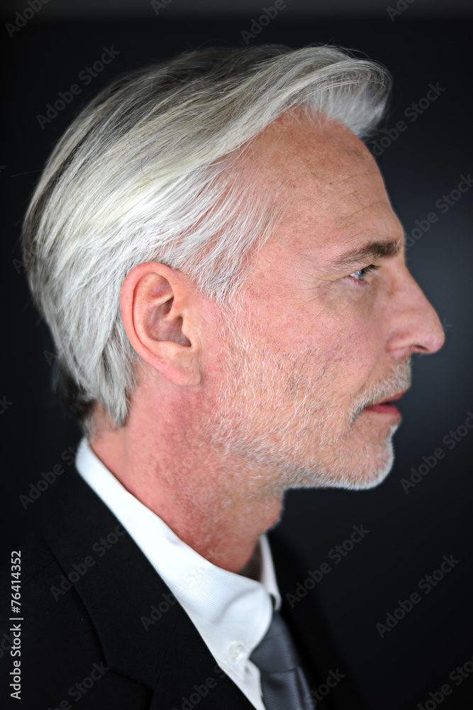 Grauhaariger Mann im Seitenprofil rechts Grauhaariger Mann im Seitenprofil rechts
