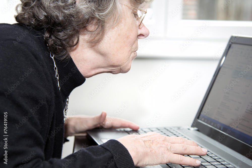 Ältere Dame schreibt auf dem Laptop Ältere Dame schreibt auf dem Laptop