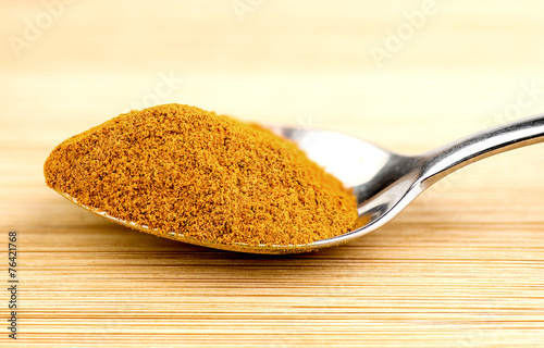 Fotografia Bright turmeric powder in teaspoon