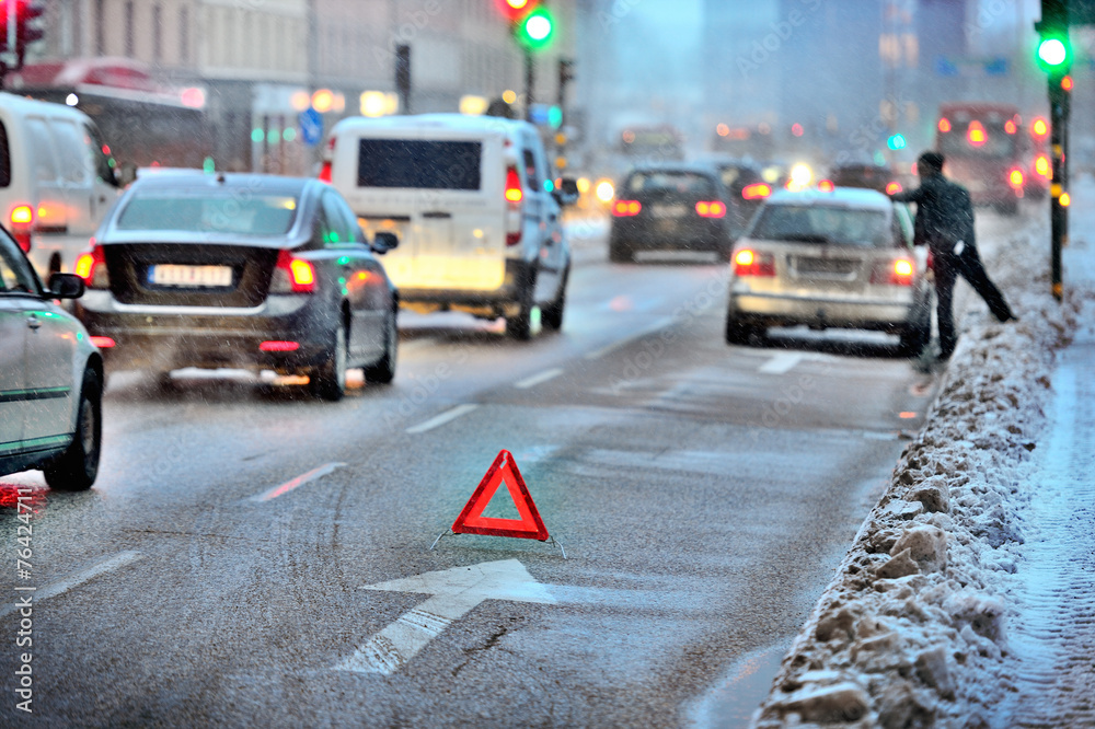 Obraz premium Car broken down, out of fuel in the snow storm