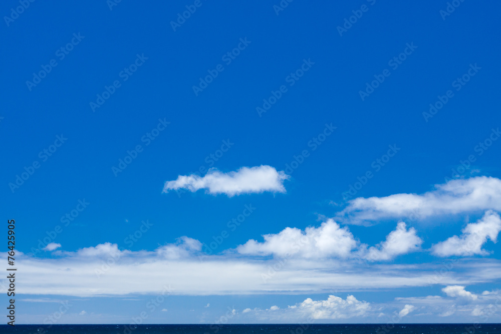 ciel bleu avec horizon de nuages