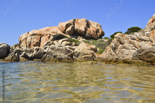 roccia di granito e mare