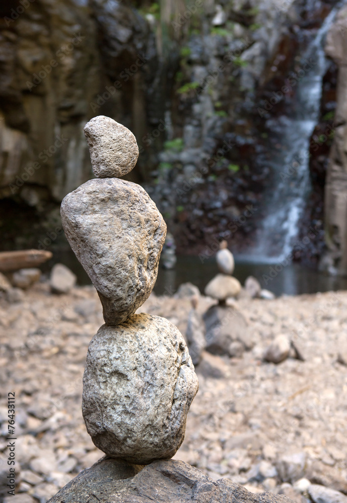 Steine in Balance vor einem Wasserfall Steine in Balance vor einem Wasserfall