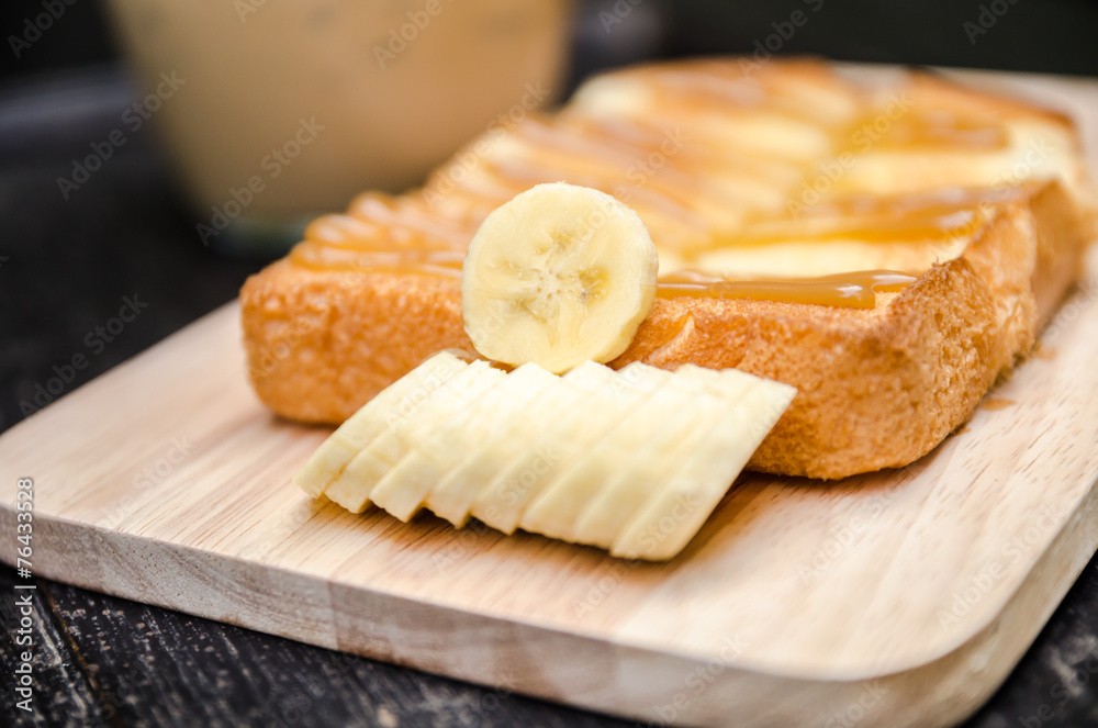 toast topped with caramel syrup and sliced bananas