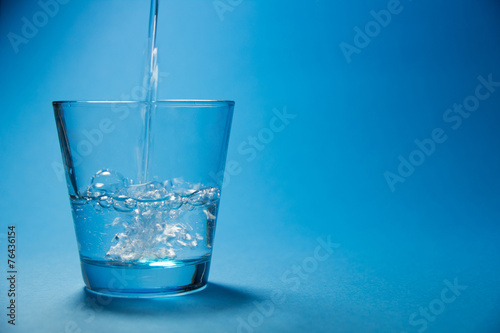 bicchiere d'acqua, versare acqua, vetro