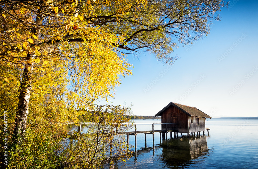 Obraz premium old wooden boathouse