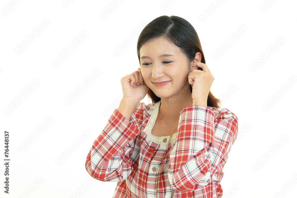 耳を押さえる女性 耳を押さえる女性