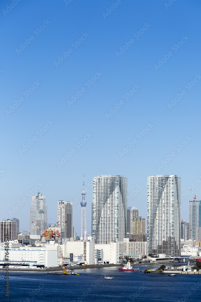 青い空と青い海の東京都市全景イメージ　東京スカイツリーと開発ラッシュの晴海地区