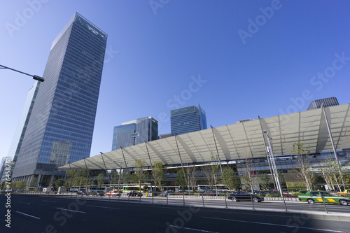 東京駅 八重洲口と高層ビル