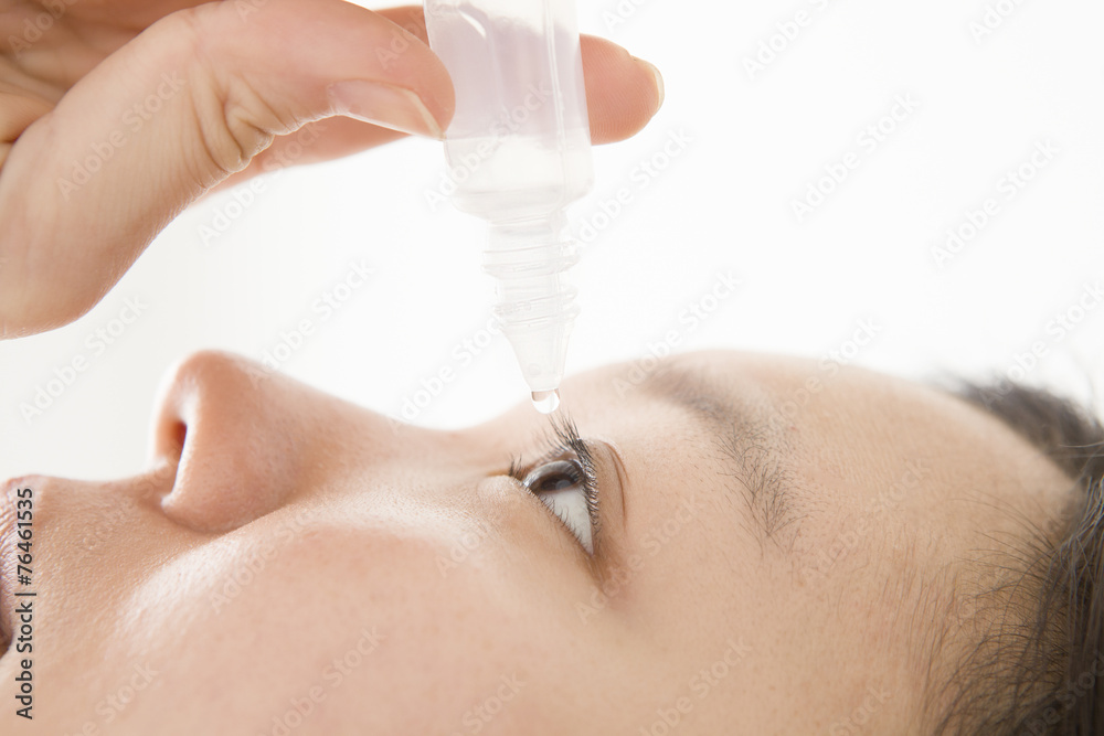 Obraz premium Woman pointing to eye drops
