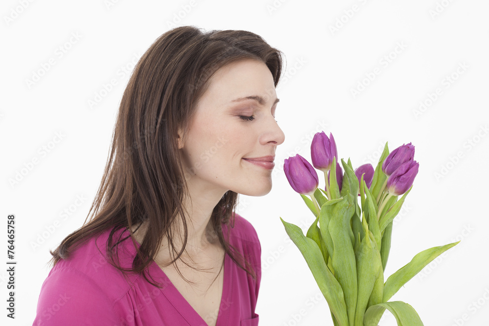 Junge Frau riechenden Blumen Junge Frau riechenden Blumen