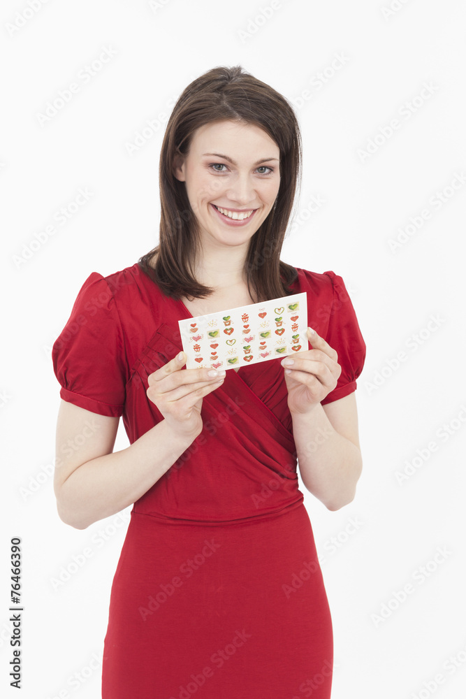 Junge Frau mit herzförmig,en Aufkleber, Portrait Junge Frau mit herzförmig,en Aufkleber, Portrait