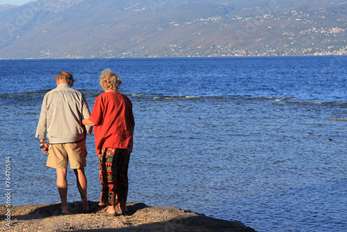 Coppia di anziani sul lago di Garda photo