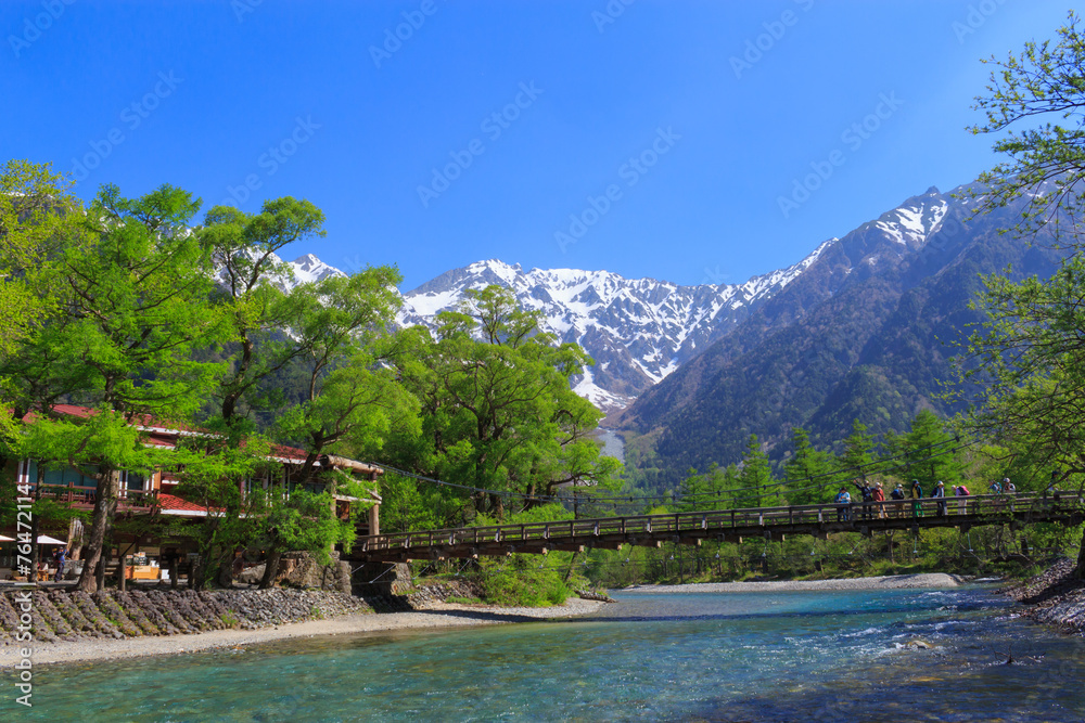 Naklejka premium Góry Hotaka i most Kappa w Kamikochi, Nagano, Japonia