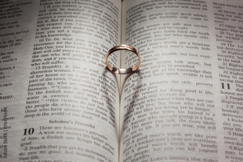 Fototapeta premium Wedding Ring and heart shaped shadow