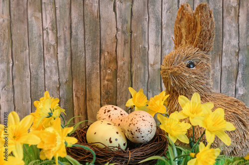 Osterhase vor Holzwand