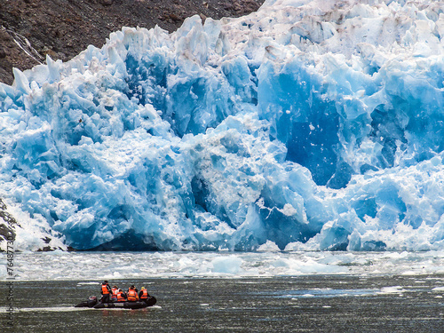 Touristenboot am Gletscher San Rafael