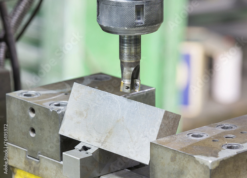 Obraz na płótnie operator cutting steel surface by milling machine