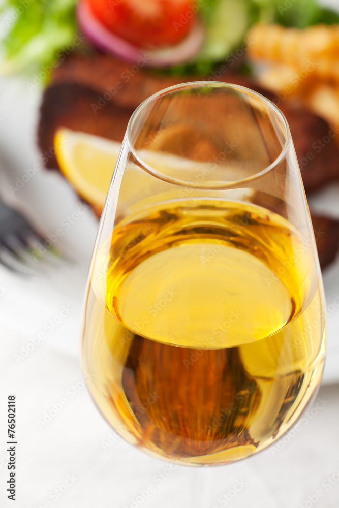 Weißwein und Wiener schnitzel Weißwein und Wiener schnitzel