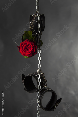Ledermanschetten an einer Kette mit Rose