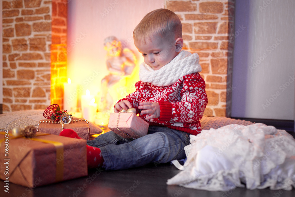 Fototapeta premium boy opens a gift